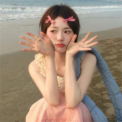 坐在酒吧里吃蛋糕